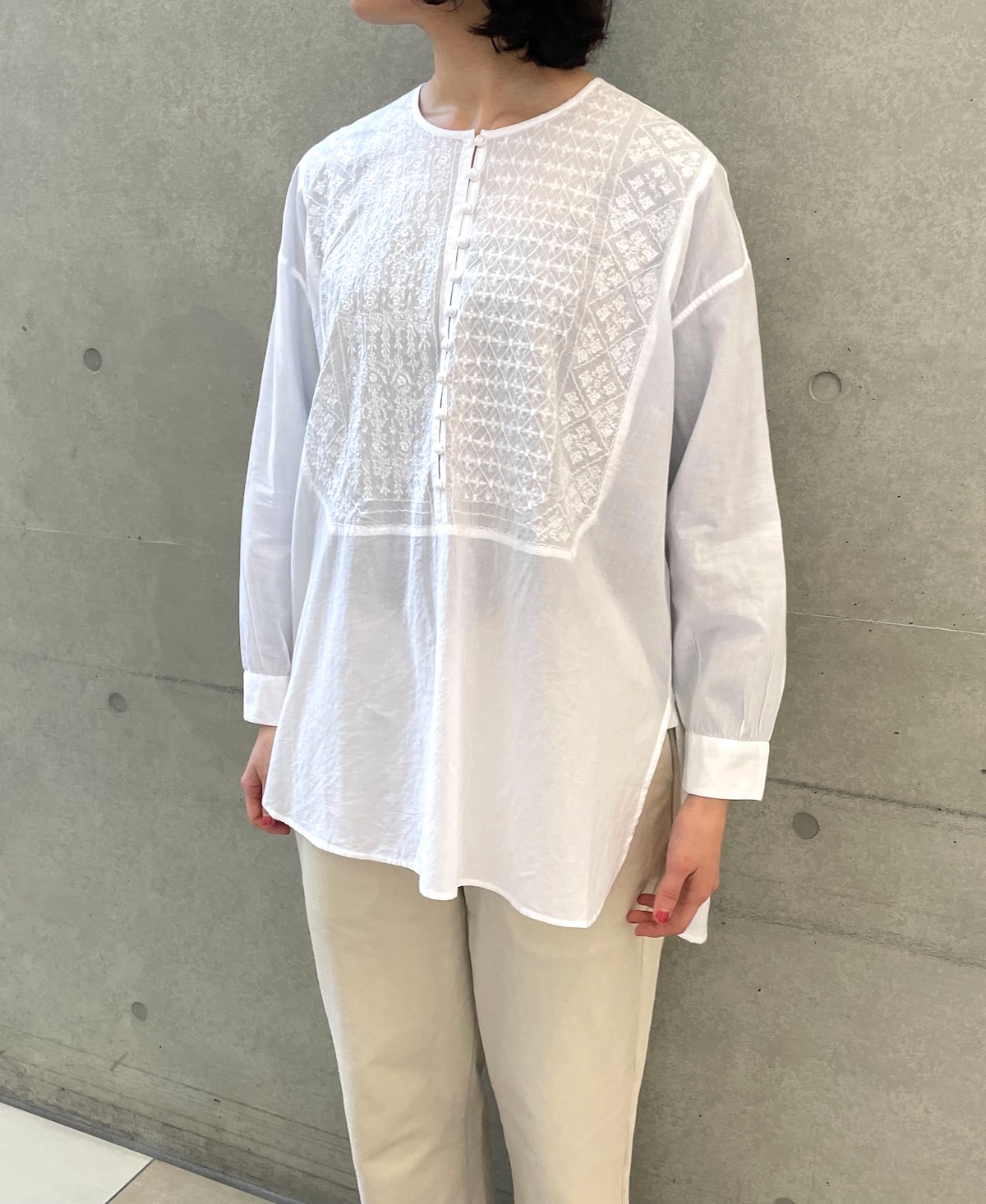 NMDS24133 (シャツ) 60'S ORGANIC CAMBRIC WITH EMB CREW-NECK BOSOM SHIRT