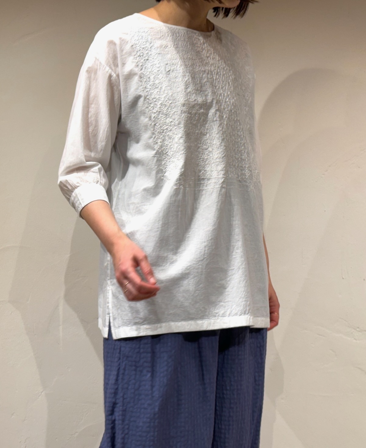 NMDS24132 (シャツ) 60'S ORGANIC CAMBRIC WITH EMB CREW-NECK SHIRT