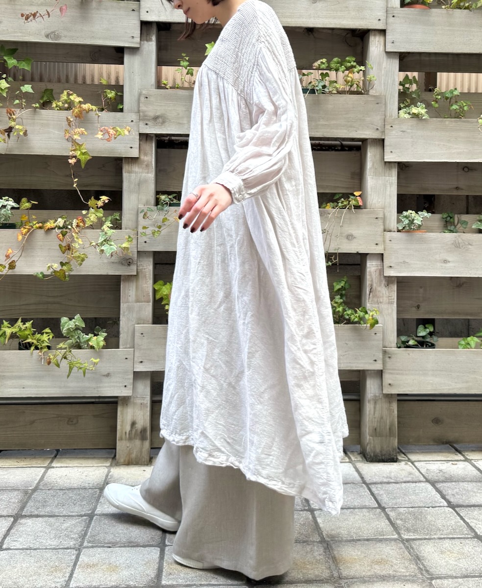 INMDS24013D (ワンピース) HANDWOVEN KHADI COTTON / LINEN PLAIN (OVERDYE) BACK OPENING PULLOVER DRESS WITH MINI PINTUCK