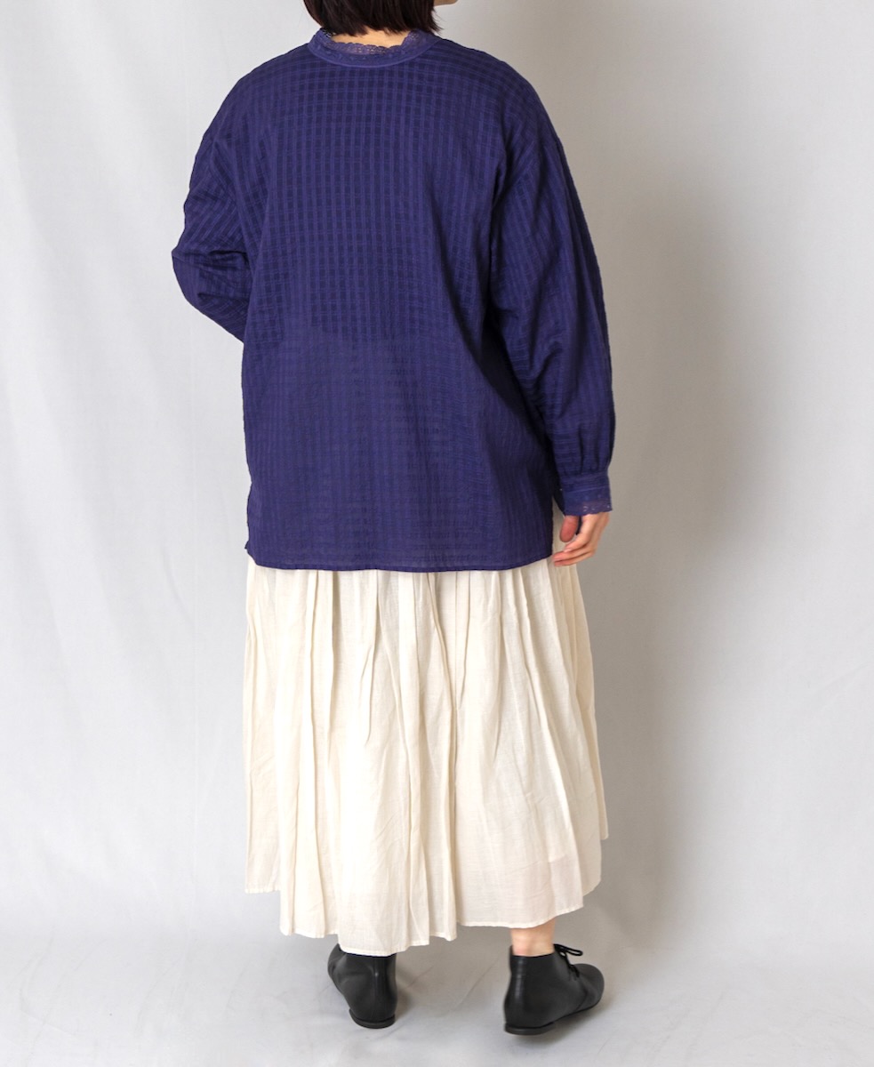 INMDS24052 (シャツ) HANDWOVEN COTTON SILK SELF CHECK 2WAY PULLOVER LACE NECK SHIRT WITH MINI PINTUCK