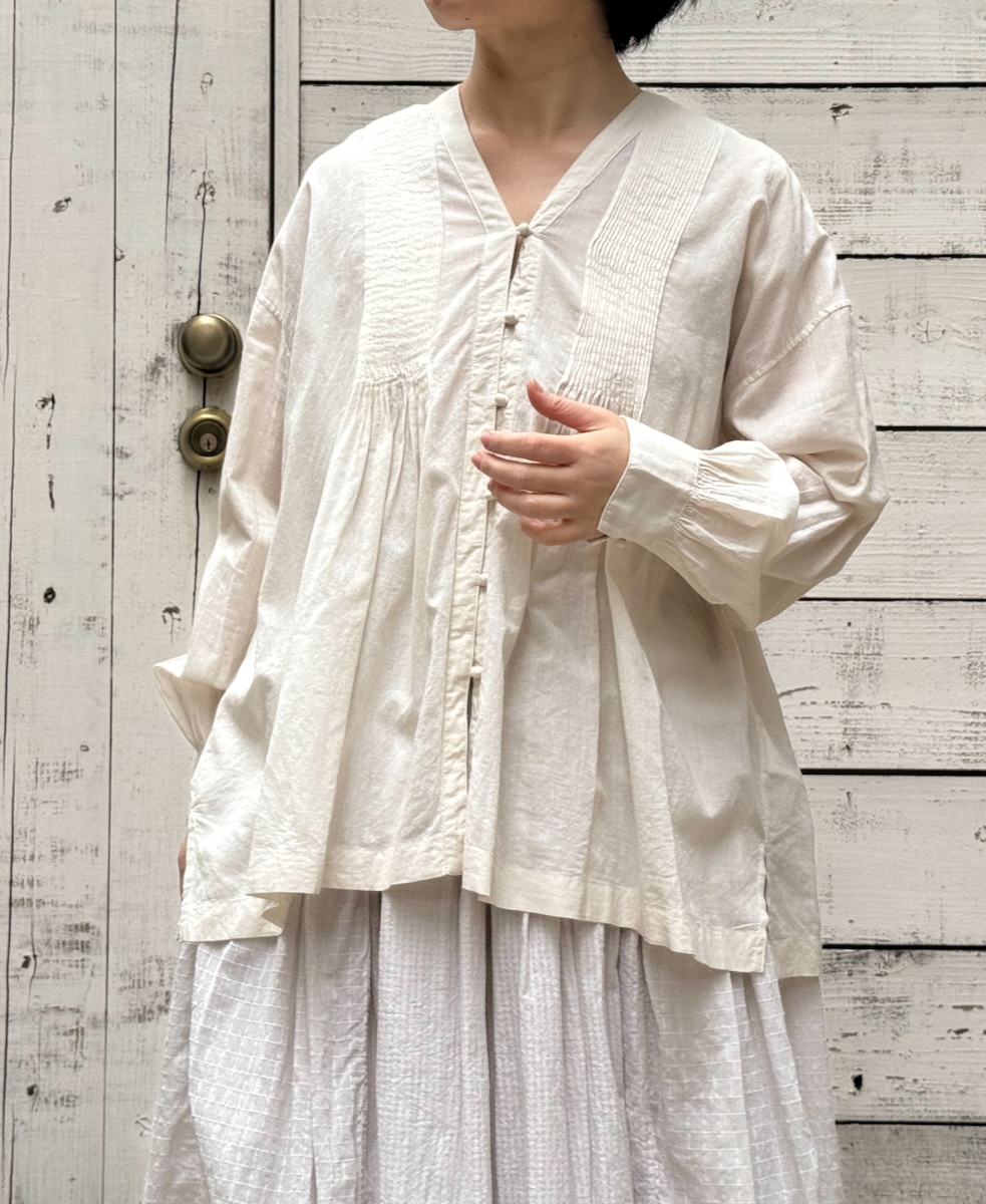 INMDS23032 (シャツ) 100s KHADI (100s x 150s) V-NECK FRONT OPENING BLOUSE WITH MINI PINTUCK