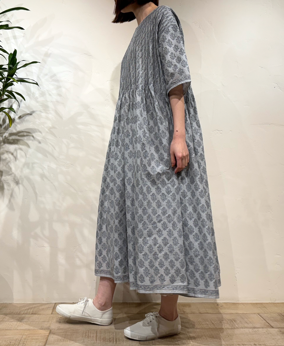 NMDS24172 (ワンピース) 80'S COTTON VOILE MEDIUM FLOWER BLOCK PRINT CREW-NECK P/O HALF/SL SHIRT DRESS WITH MINI PINTUCK