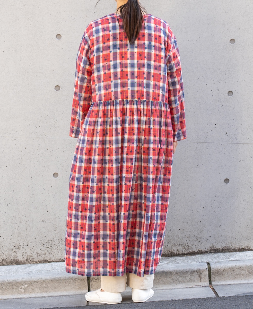 NSL24064 (ワンピース) COTTON YARN DYE CHECK WITH NAVY FLOWER PRINT V-NECK GATHERED DRESS