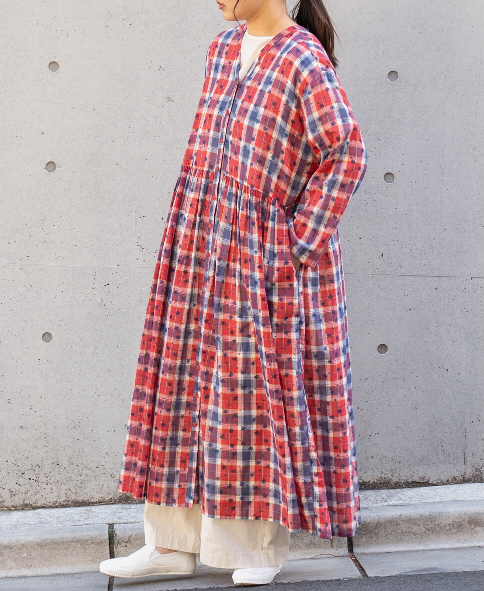 NSL24064 (ワンピース) COTTON YARN DYE CHECK WITH NAVY FLOWER PRINT V-NECK GATHERED DRESS