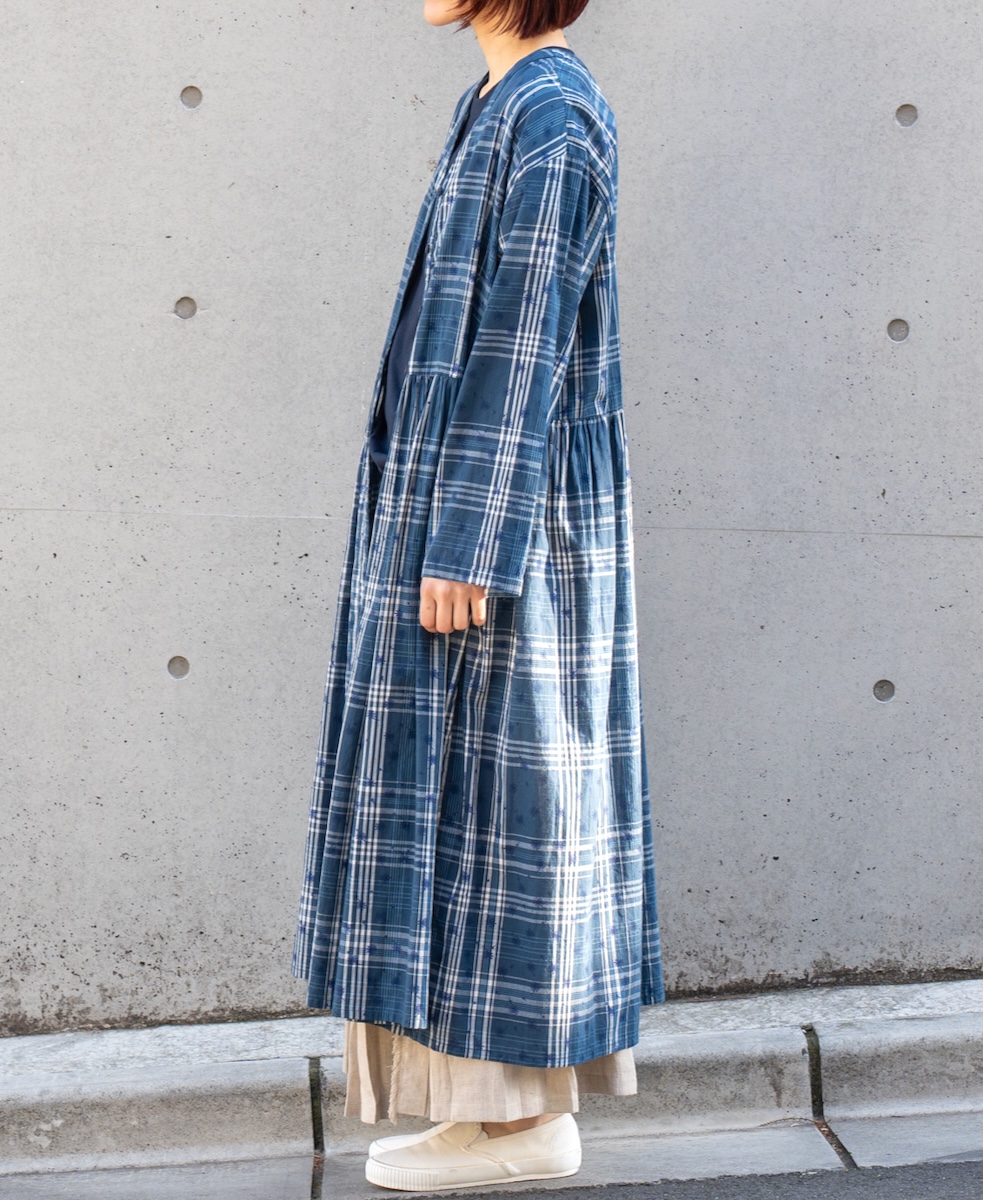 NSL24064 (ワンピース) COTTON YARN DYE CHECK WITH NAVY FLOWER PRINT V-NECK GATHERED DRESS