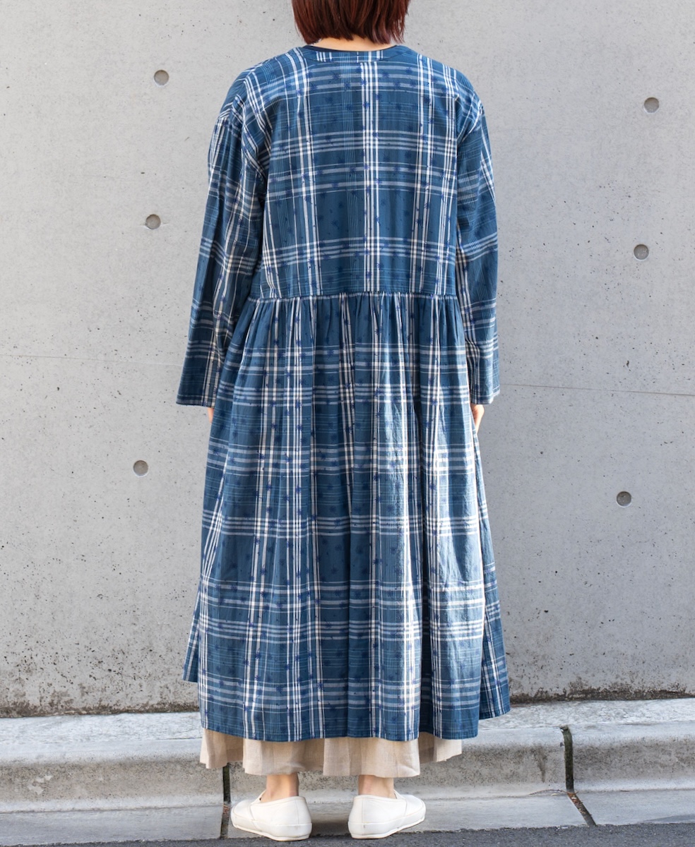 NSL24064 (ワンピース) COTTON YARN DYE CHECK WITH NAVY FLOWER PRINT V-NECK GATHERED DRESS