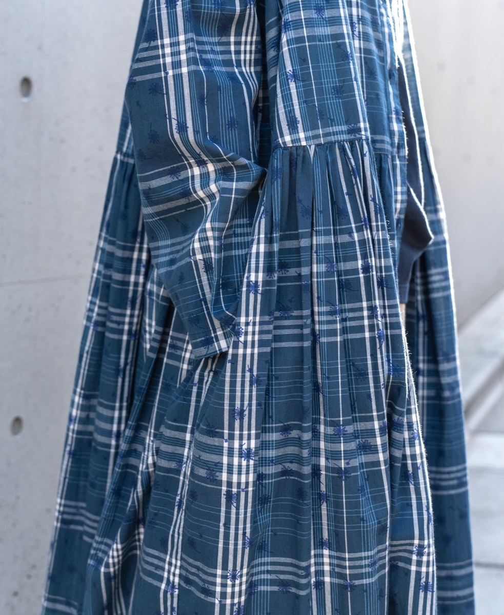 NSL24064 (ワンピース) COTTON YARN DYE CHECK WITH NAVY FLOWER PRINT V-NECK GATHERED DRESS