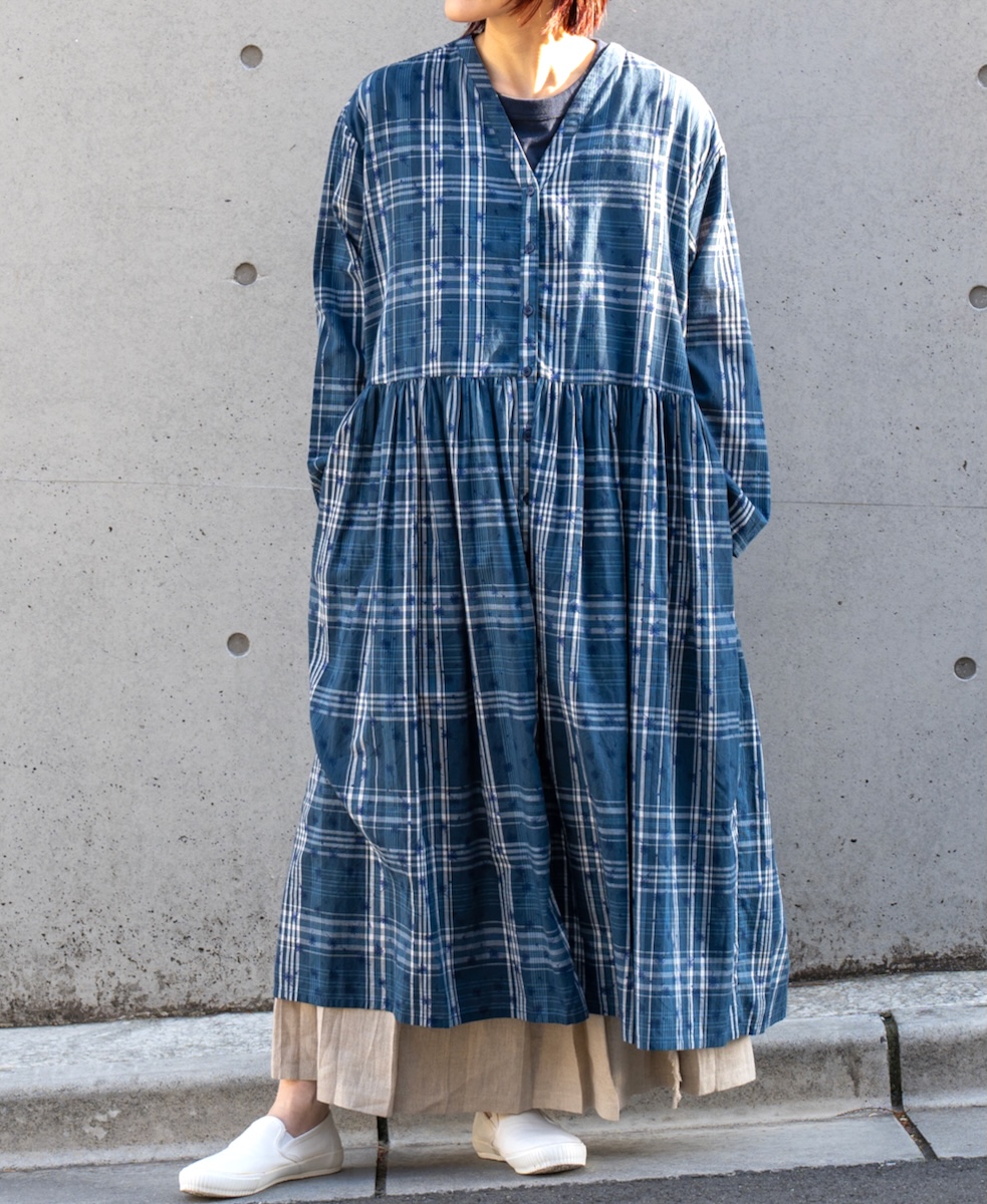 NSL24064 (ワンピース) COTTON YARN DYE CHECK WITH NAVY FLOWER PRINT V-NECK GATHERED DRESS