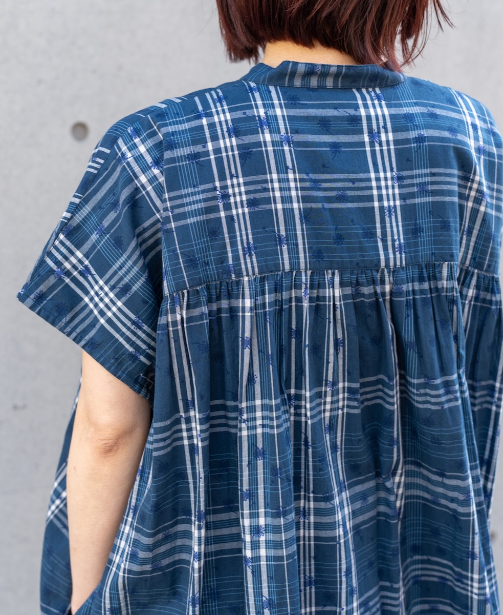 NSL24063 (ワンピース) COTTON YARN DYE CHECK WITH NAVY FLOWER PRINT BANDED COLLAR FRENCH/SL DRESS