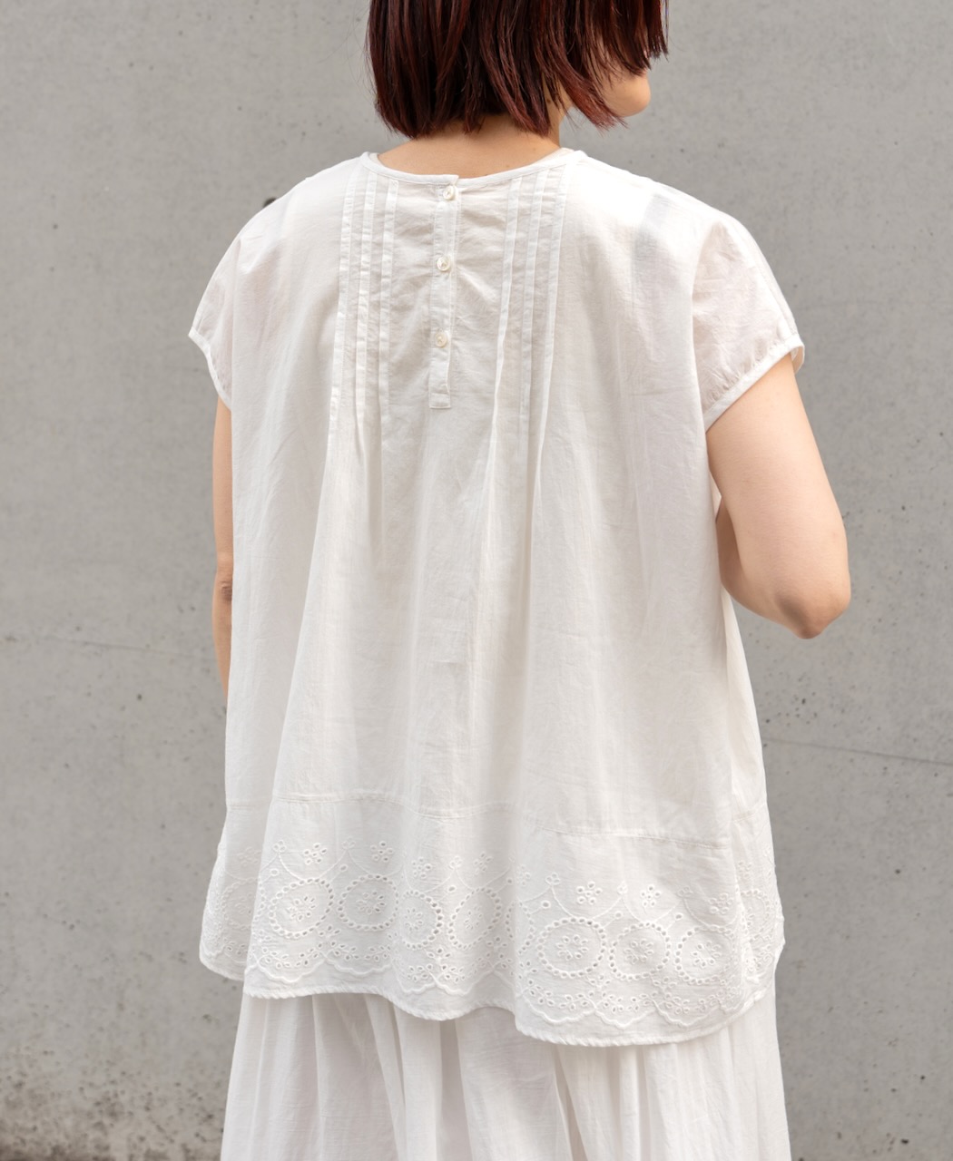 INSL24223 (ブラウス) 80'S VOILE PLAIN WITH CUT WORK LACE CREW-NECK FRENCH/SL SHIRT WITH PINTUCK