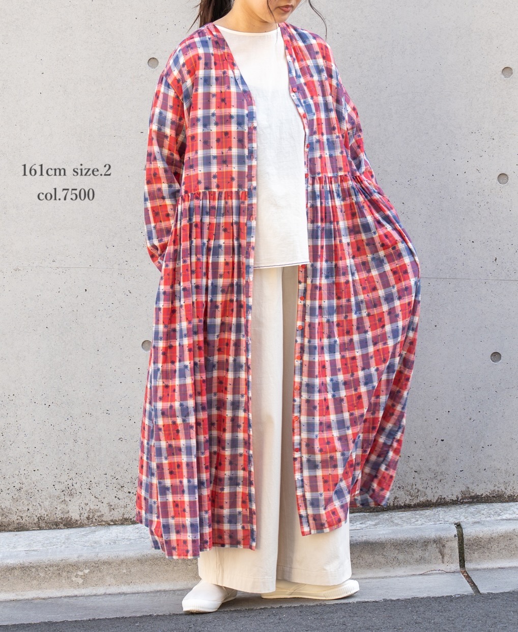 NSL24064 (ワンピース) COTTON YARN DYE CHECK WITH NAVY FLOWER PRINT V-NECK GATHERED DRESS