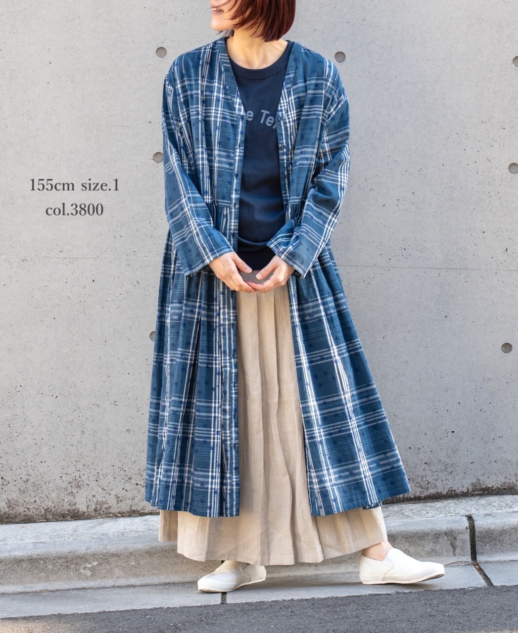 NSL24064 (ワンピース) COTTON YARN DYE CHECK WITH NAVY FLOWER PRINT V-NECK GATHERED DRESS