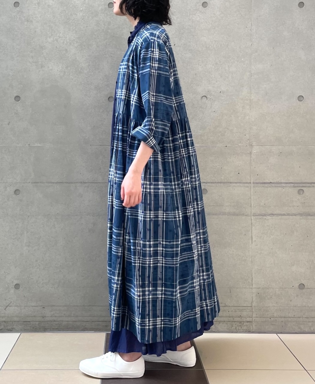 NSL24064 (ワンピース) COTTON YARN DYE CHECK WITH NAVY FLOWER PRINT V-NECK GATHERED DRESS