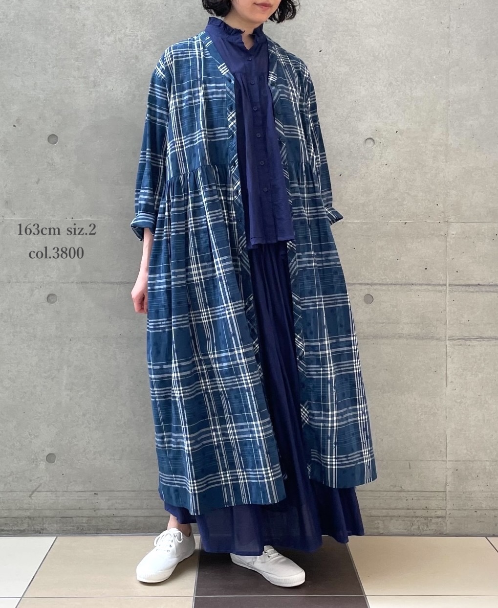 NSL24064 (ワンピース) COTTON YARN DYE CHECK WITH NAVY FLOWER PRINT V-NECK GATHERED DRESS