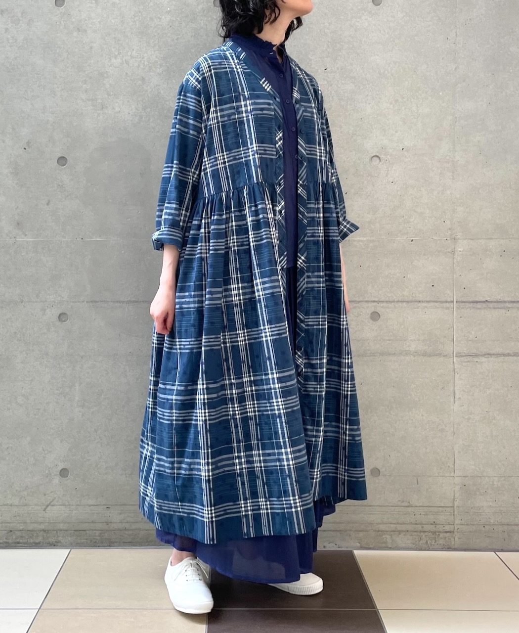 NSL24064 (ワンピース) COTTON YARN DYE CHECK WITH NAVY FLOWER PRINT V-NECK GATHERED DRESS