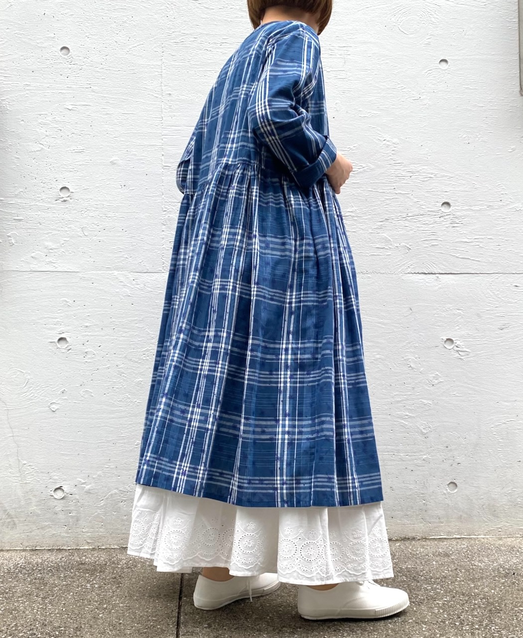 NSL24064 (ワンピース) COTTON YARN DYE CHECK WITH NAVY FLOWER PRINT V-NECK GATHERED DRESS