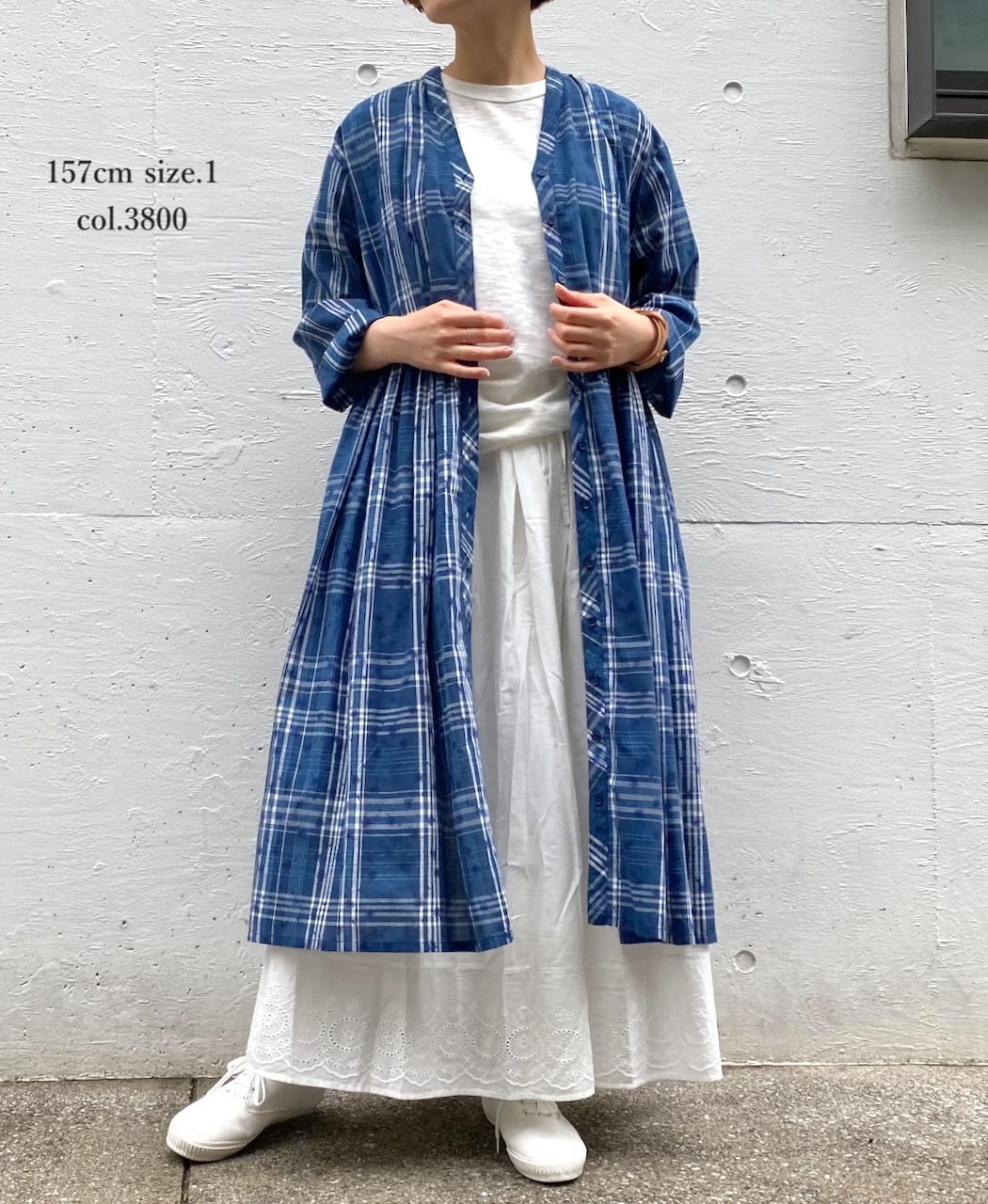 NSL24064 (ワンピース) COTTON YARN DYE CHECK WITH NAVY FLOWER PRINT V-NECK GATHERED DRESS