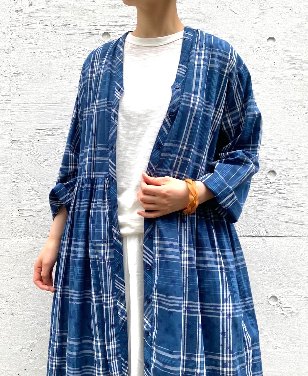 NSL24064 (ワンピース) COTTON YARN DYE CHECK WITH NAVY FLOWER PRINT V-NECK GATHERED DRESS