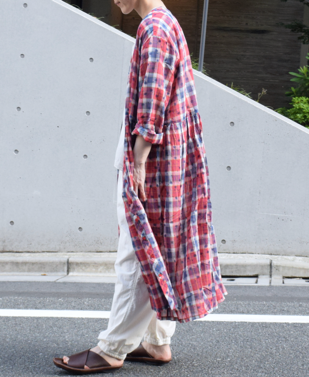 NSL24064 (ワンピース) COTTON YARN DYE CHECK WITH NAVY FLOWER PRINT V-NECK GATHERED DRESS