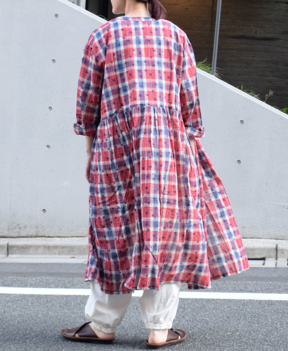 NSL24064 (ワンピース) COTTON YARN DYE CHECK WITH NAVY FLOWER PRINT V-NECK GATHERED DRESS
