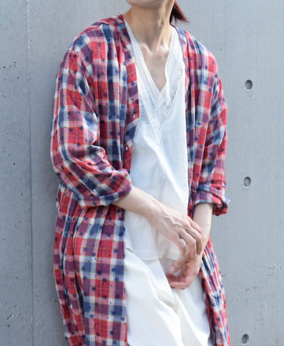 NSL24064 (ワンピース) COTTON YARN DYE CHECK WITH NAVY FLOWER PRINT V-NECK GATHERED DRESS