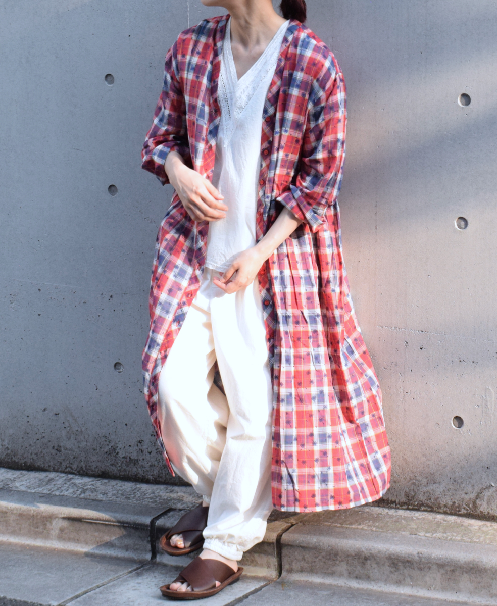 NSL24064 (ワンピース) COTTON YARN DYE CHECK WITH NAVY FLOWER PRINT V-NECK GATHERED DRESS