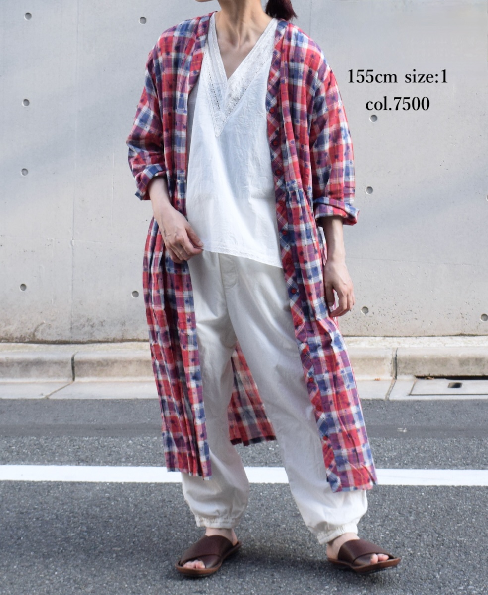 NSL24064 (ワンピース) COTTON YARN DYE CHECK WITH NAVY FLOWER PRINT V-NECK GATHERED DRESS