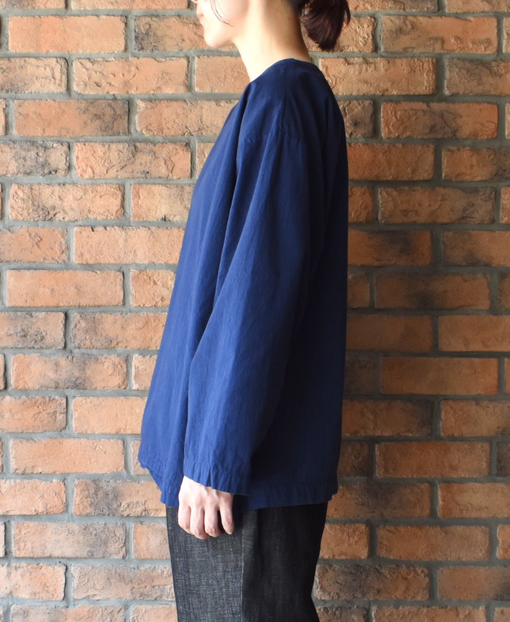 ARTS & SCIENCE／Smocking blouse boat neck (Logwood black) – LABORATORIO
