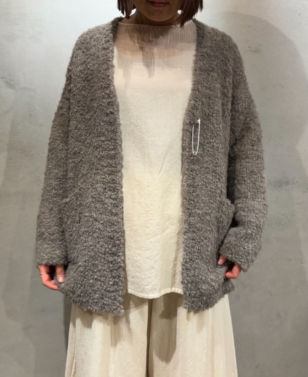 CNMDS2051A (カーディガン) BOUCLE V-NECK CARDIGAN WITH PIN