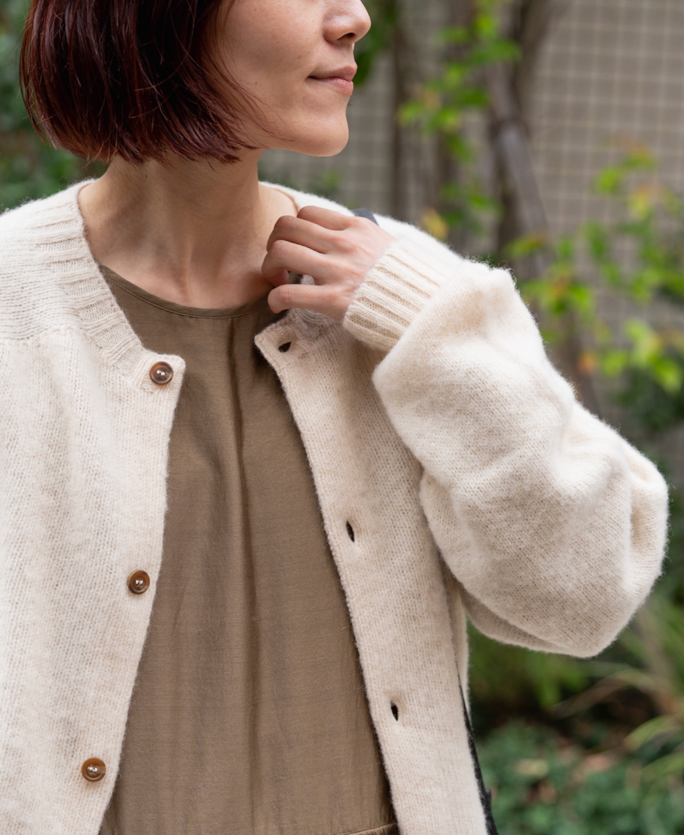 NJT2351 (ニット) SHETLAND WOOL PLAIN HEAVY BRUSH SEAM FREE CREW NECK SADDLE SHOULDER CARDIGAN