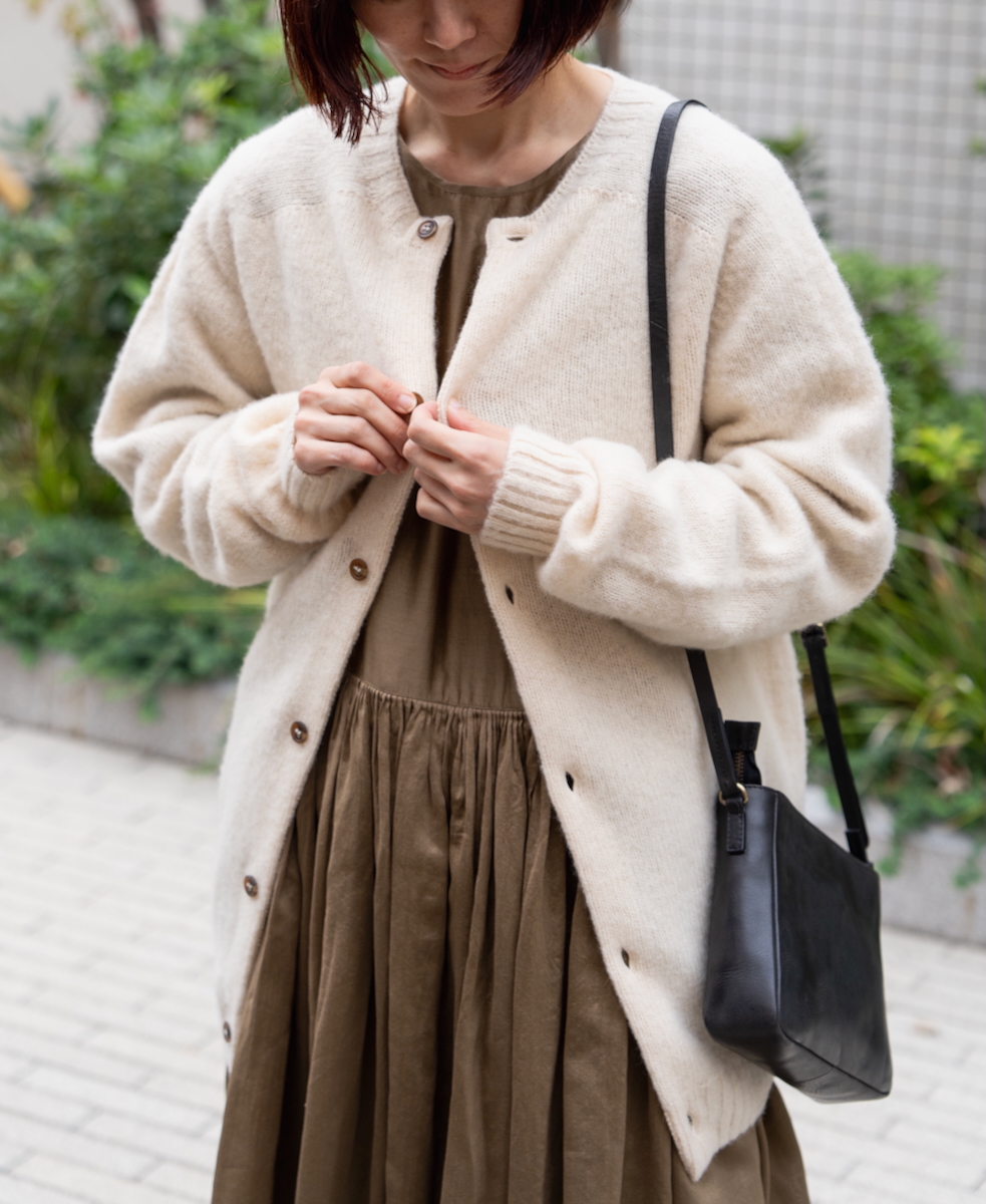 NJT2351 (ニット) SHETLAND WOOL PLAIN HEAVY BRUSH SEAM FREE CREW NECK SADDLE SHOULDER CARDIGAN
