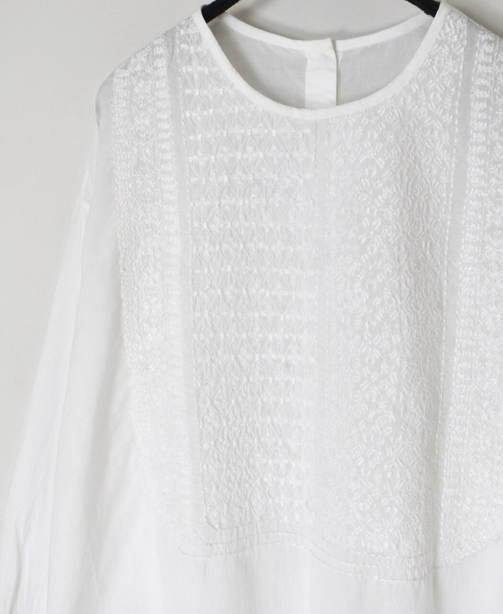 NMDS25202(シャツ) 60s ORGANIC CAMBRIC BACK OPENING CREW-NECK EMB SHIRT