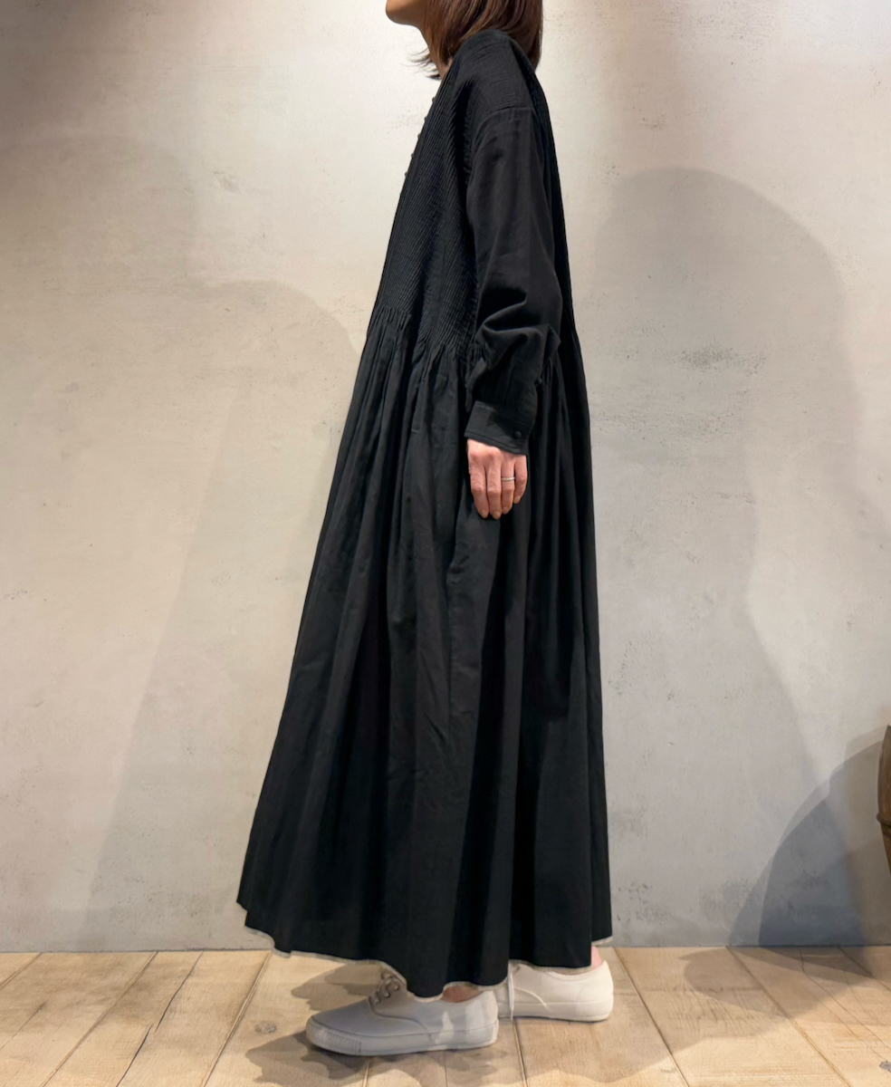 INMDS24302(ワンピース) HEAVY COTTON KHADI WITH SELVAGE BALL BUTTON CREW-NECK PULLOVER SHIRT DRESS WITH PINTUCK