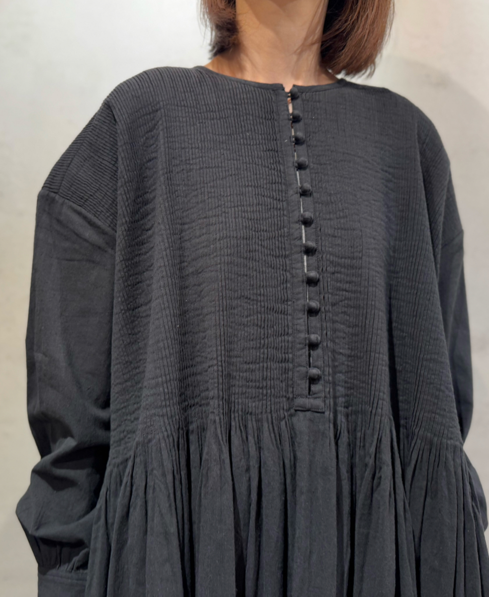 INMDS24302(ワンピース) HEAVY COTTON KHADI WITH SELVAGE BALL BUTTON CREW-NECK PULLOVER SHIRT DRESS WITH PINTUCK