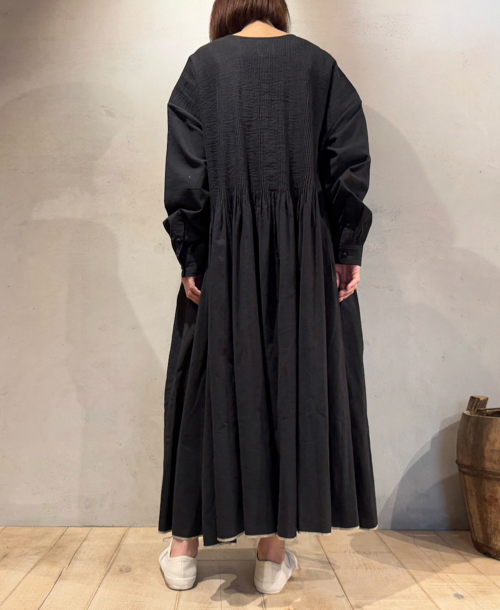 INMDS24302(ワンピース) HEAVY COTTON KHADI WITH SELVAGE BALL BUTTON CREW-NECK PULLOVER SHIRT DRESS WITH PINTUCK