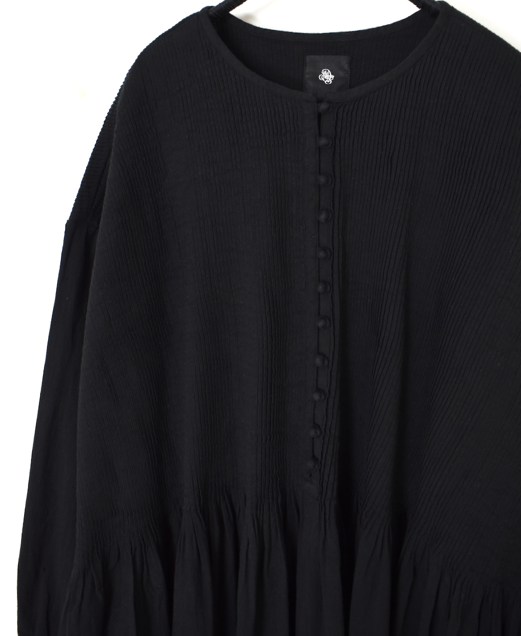 INMDS24302(ワンピース) HEAVY COTTON KHADI WITH SELVAGE BALL BUTTON CREW-NECK PULLOVER SHIRT DRESS WITH PINTUCK