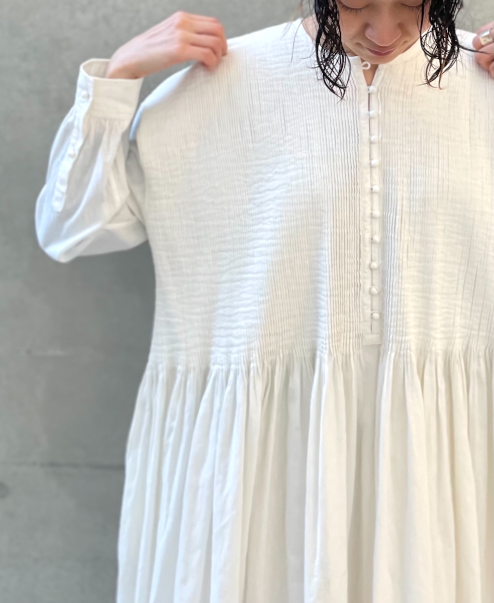 INMDS24302(ワンピース) HEAVY COTTON KHADI WITH SELVAGE BALL BUTTON CREW-NECK PULLOVER SHIRT DRESS WITH PINTUCK