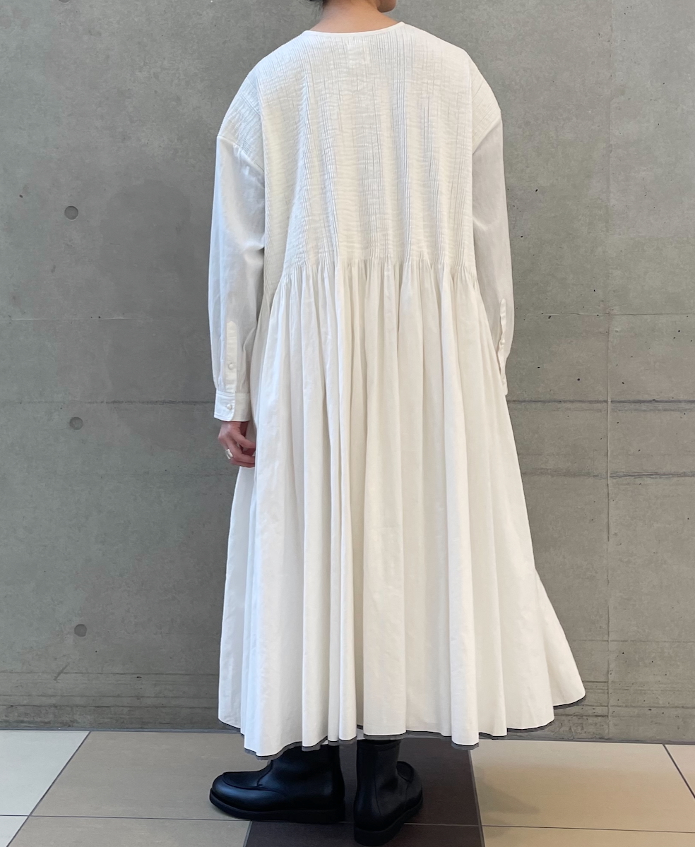 INMDS24302(ワンピース) HEAVY COTTON KHADI WITH SELVAGE BALL BUTTON CREW-NECK PULLOVER SHIRT DRESS WITH PINTUCK
