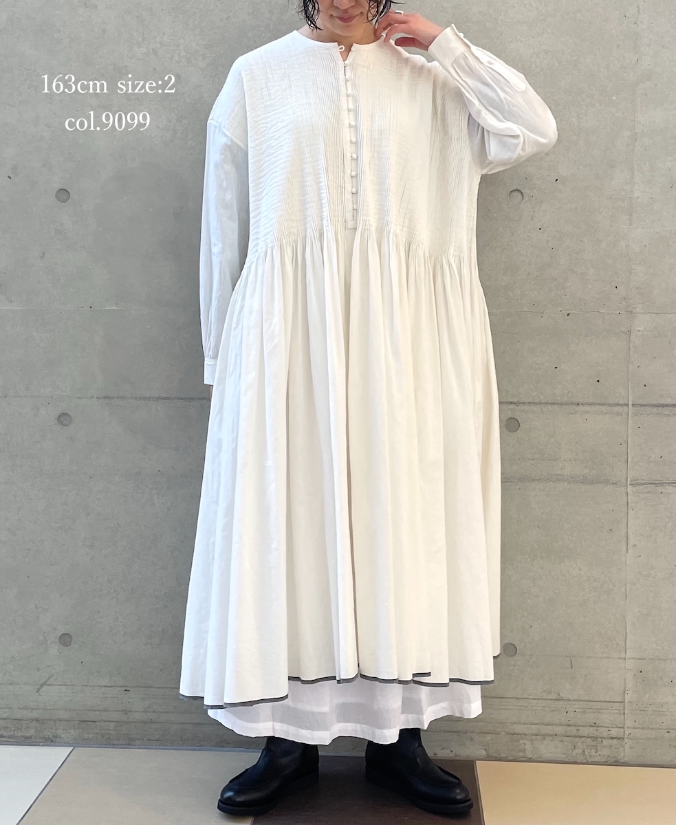 INMDS24302(ワンピース) HEAVY COTTON KHADI WITH SELVAGE BALL BUTTON CREW-NECK PULLOVER SHIRT DRESS WITH PINTUCK