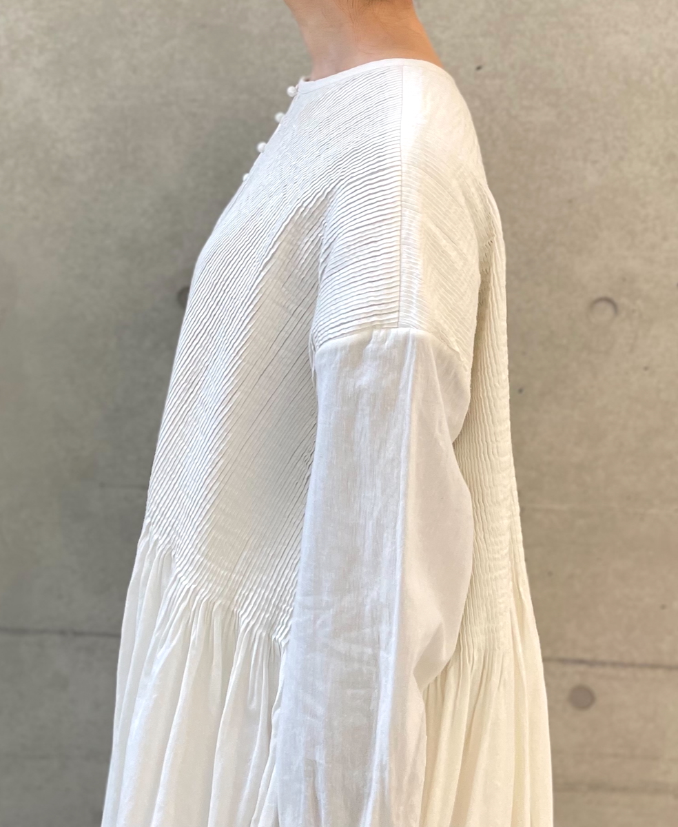 INMDS24302(ワンピース) HEAVY COTTON KHADI WITH SELVAGE BALL BUTTON CREW-NECK PULLOVER SHIRT DRESS WITH PINTUCK