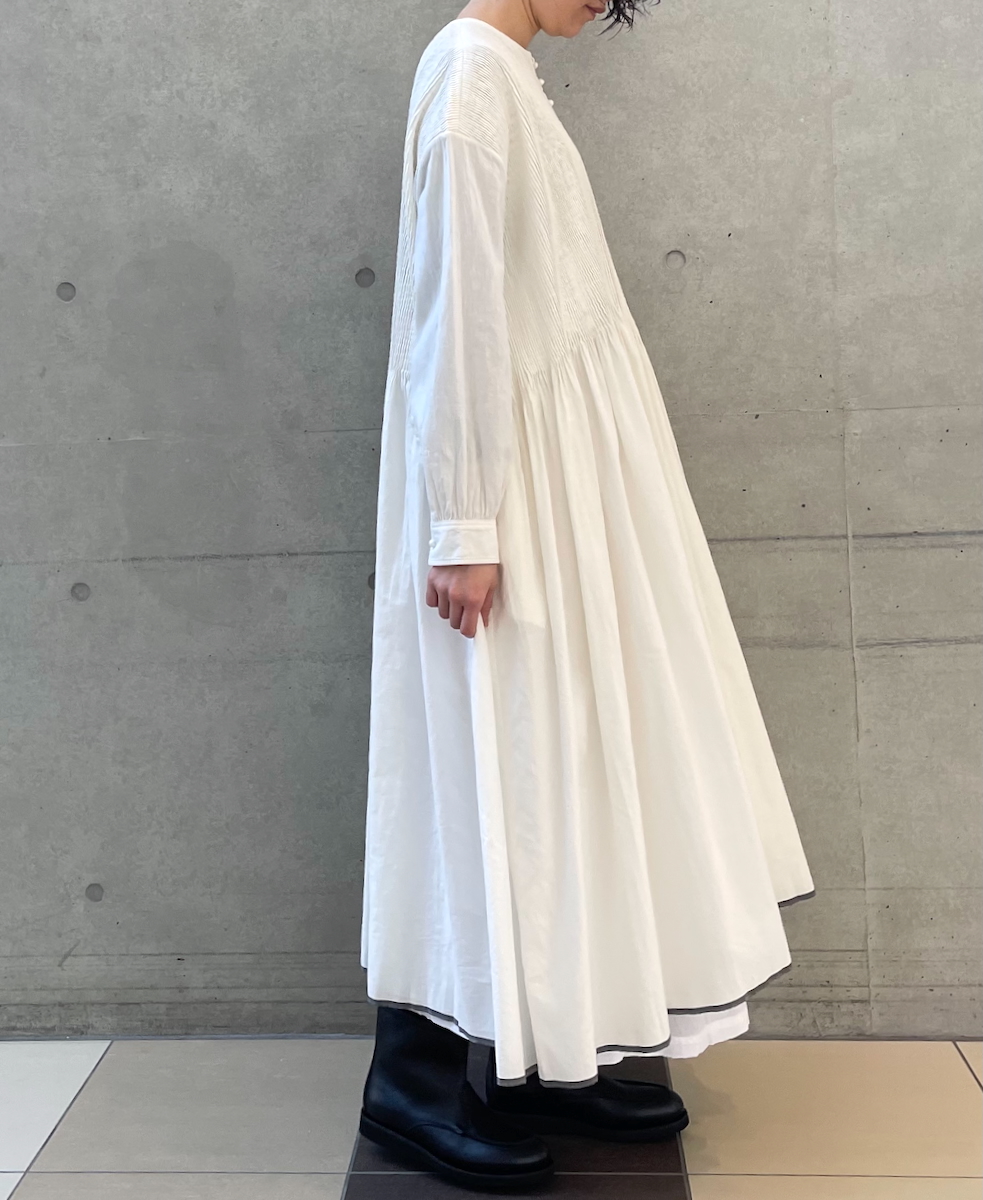 INMDS24302(ワンピース) HEAVY COTTON KHADI WITH SELVAGE BALL BUTTON CREW-NECK PULLOVER SHIRT DRESS WITH PINTUCK