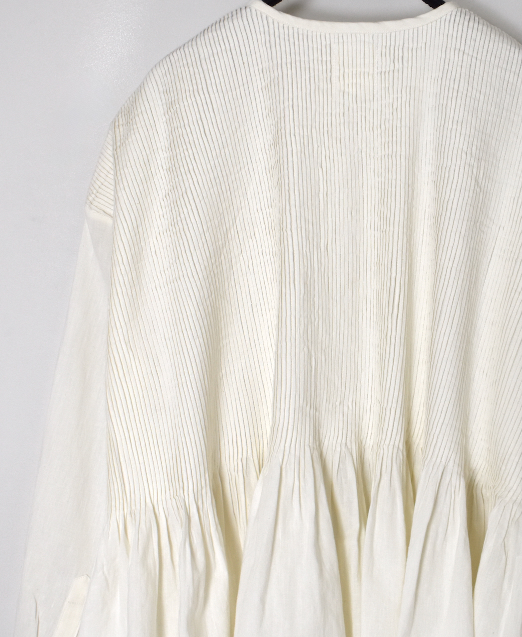 INMDS24301(シャツ) HEAVY COTTON KHADI WITH SELVAGE BALL BUTTON CREW-NECK PULLOVER SHIRT WITH PINTUCK