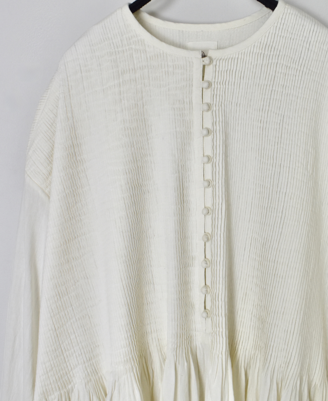INMDS24302(ワンピース) HEAVY COTTON KHADI WITH SELVAGE BALL BUTTON CREW-NECK PULLOVER SHIRT DRESS WITH PINTUCK
