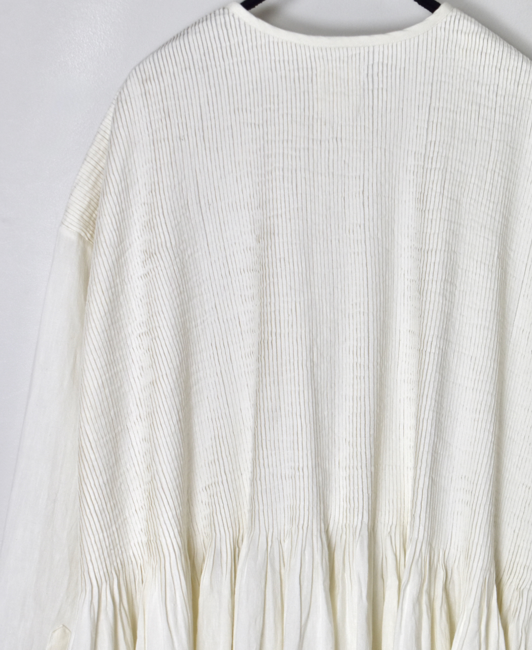 INMDS24302(ワンピース) HEAVY COTTON KHADI WITH SELVAGE BALL BUTTON CREW-NECK PULLOVER SHIRT DRESS WITH PINTUCK