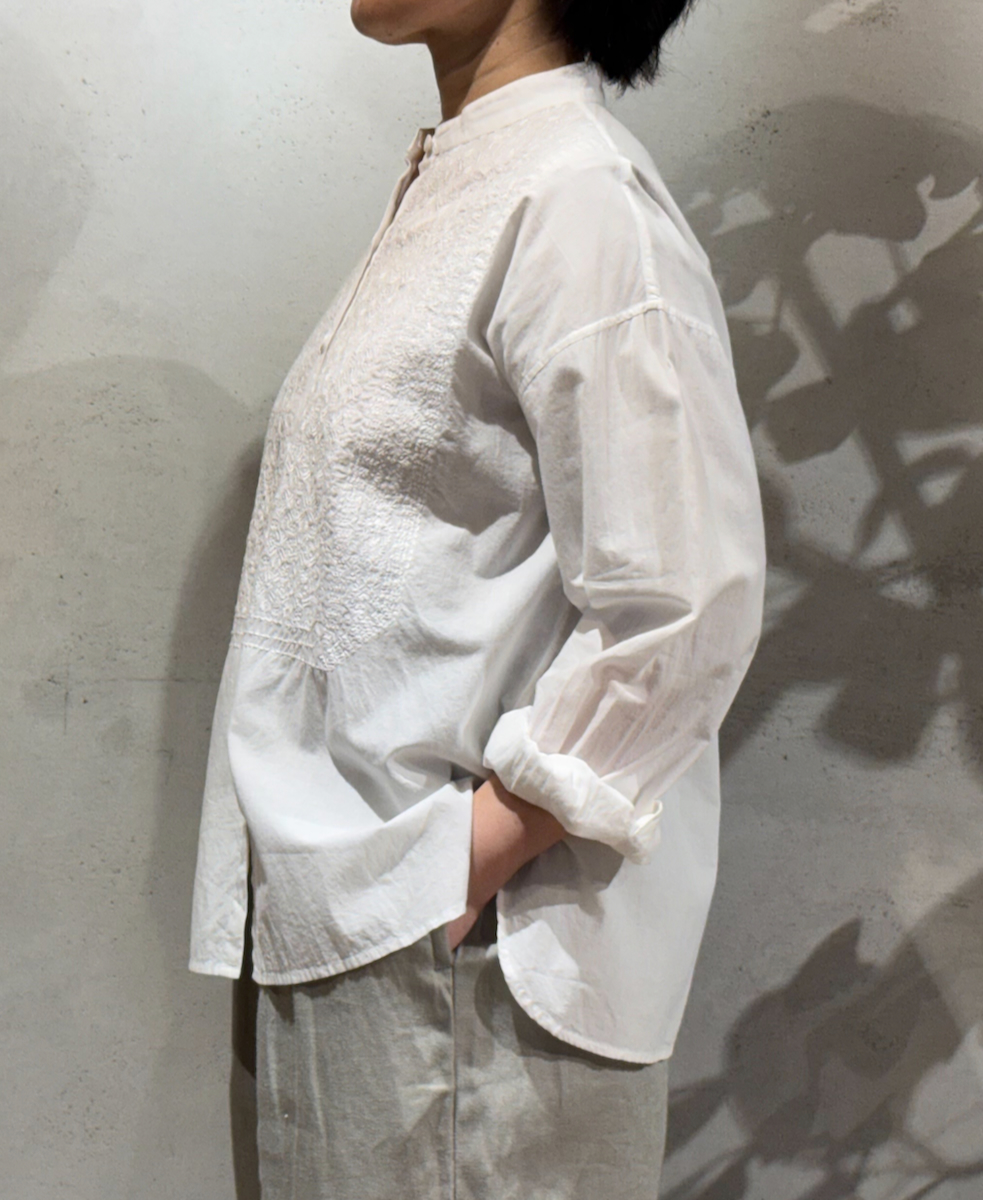 NMDS25201(シャツ) 60s ORGANIC CAMBRIC BANDED COLLAR EMB SHIRT