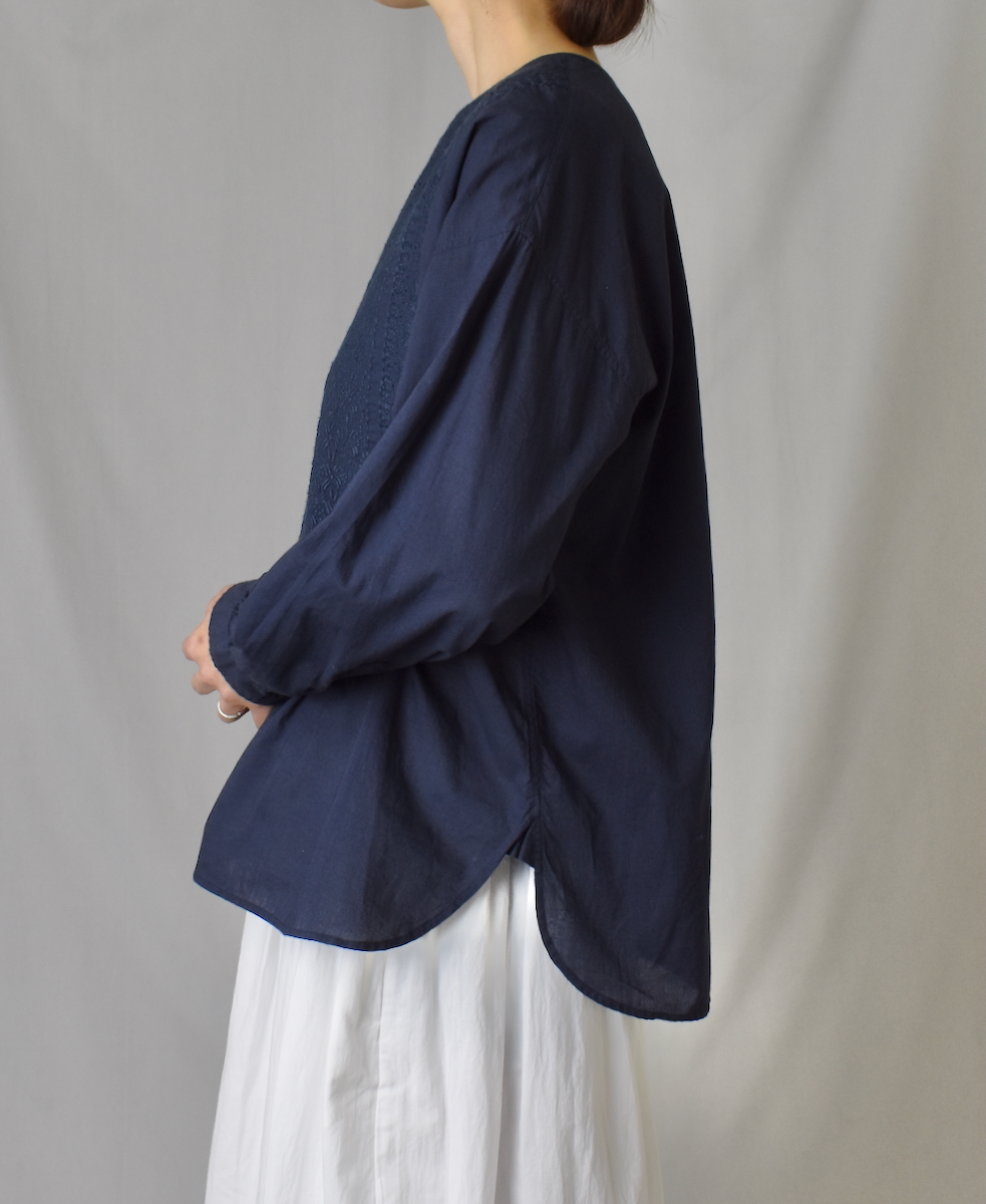 NMDS25202(シャツ) 60s ORGANIC CAMBRIC BACK OPENING CREW-NECK EMB SHIRT