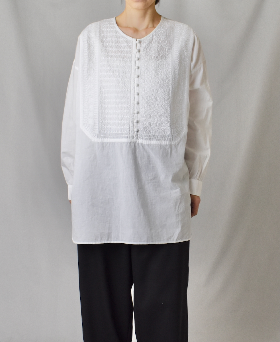 NMDS25203(シャツ) 60s ORGANIC CAMBRIC CREW-NECK BOSOM EMB SHIRT