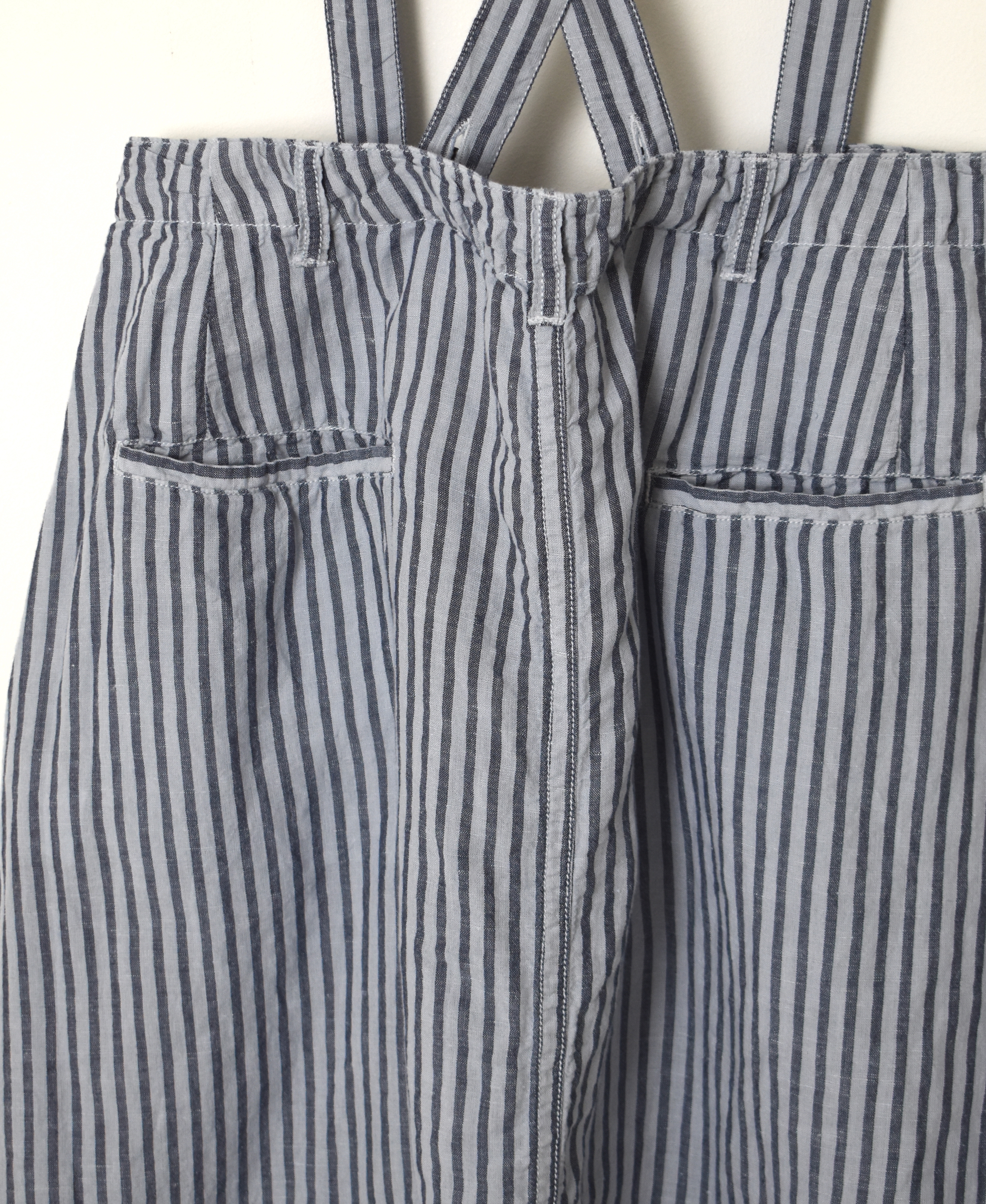 ISNAM2524SD(スカート) COTTON/LINEN STRIPE OVERDYE ADJUSTER TACK SKIRT WITH SUSPENDER