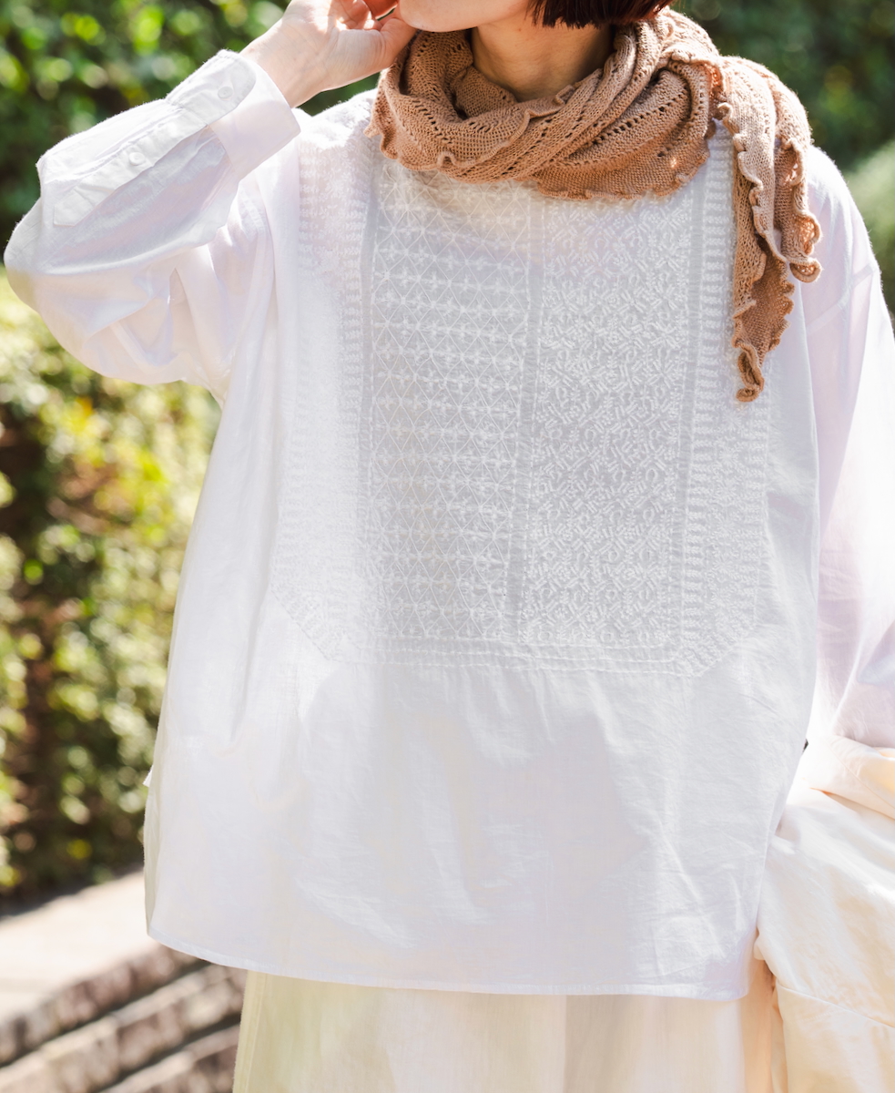 NMDS25202(シャツ) 60s ORGANIC CAMBRIC BACK OPENING CREW-NECK EMB SHIRT