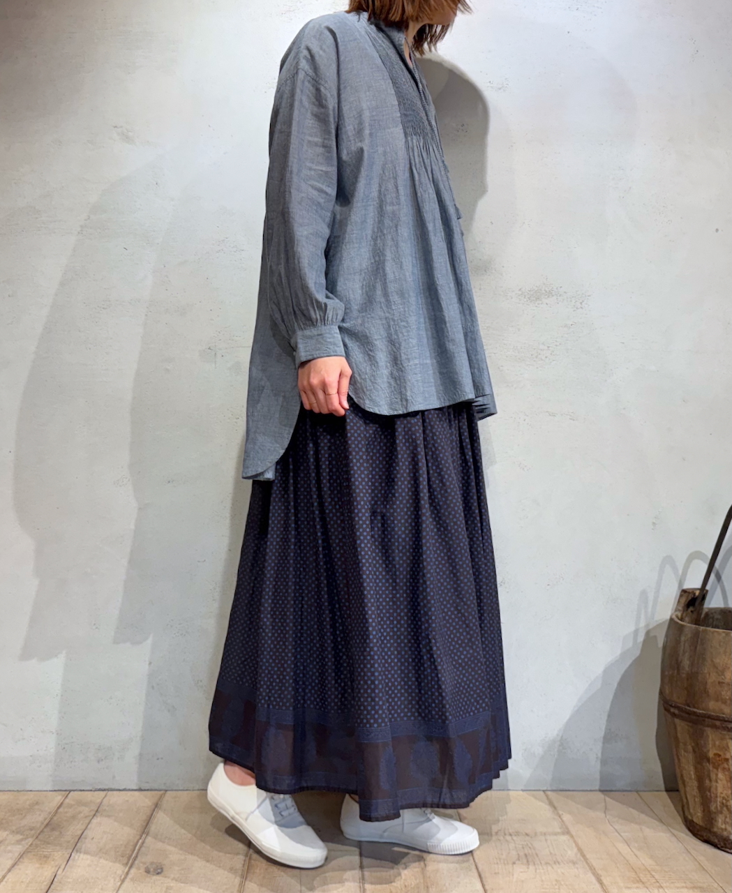 INMDS25063(シャツ) HANDWOVEN YARN DYE NATURAL INDIGO CHAMBRAY BANDED COLLAR PINTUCK TUNIC